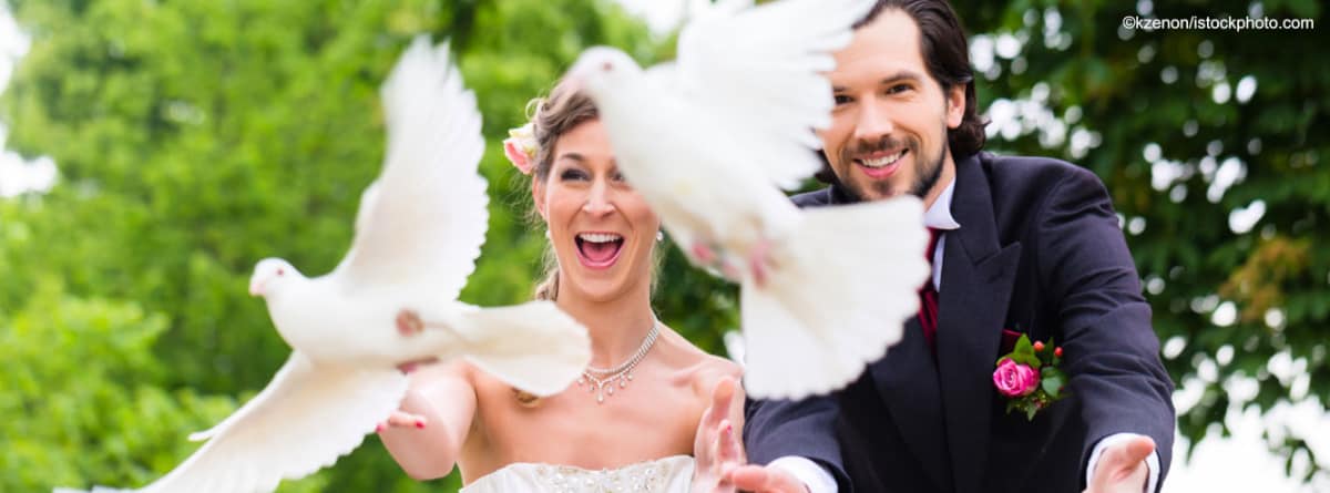 Heiraten in Dresden Brautpaar mit Tauben